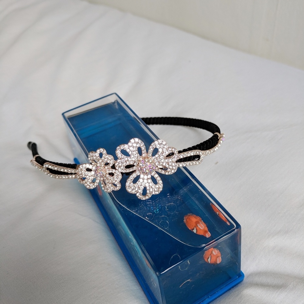 Rhinestone design flowers headband New in bag